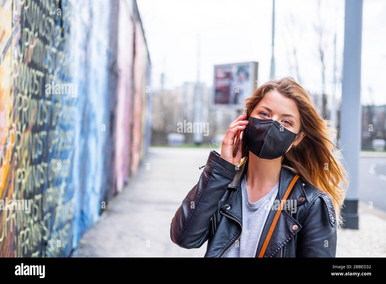 Une femme européenne voyage avec protection du visage contre le coronavirus Banque D'Images