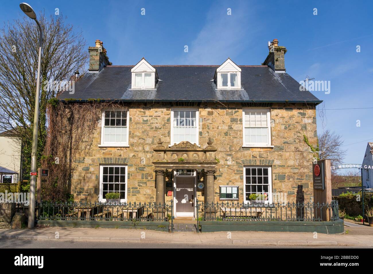 Extérieur de l'hôtel et restaurant Llys Meddyg à Newport, Pembrokeshire. Pays de Galles. ROYAUME-UNI Banque D'Images