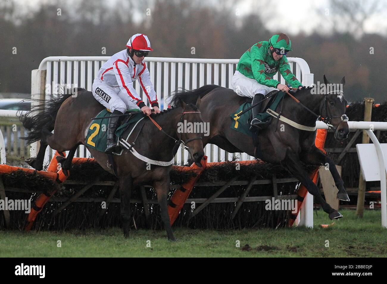 Vainqueur de la course qui m'est propriétaire de Paul n'O'Brien (1) dans l'action de saut aux côtés du lieutenant Miller, monté par Jérémie McGrath pendant le Betfair Boost Banque D'Images