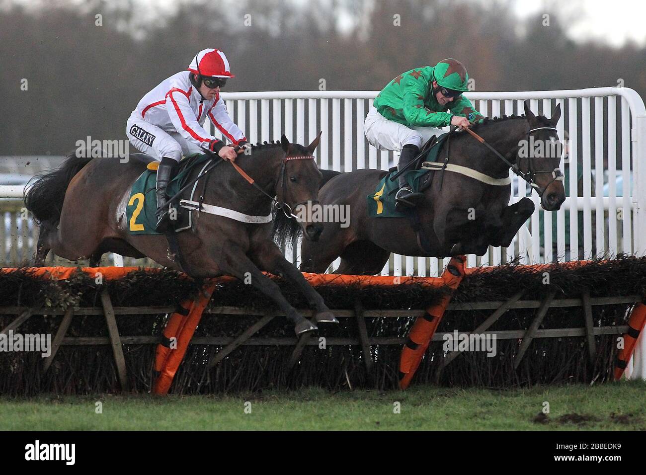 Vainqueur de la course qui m'est propriétaire de Paul n'O'Brien (1) dans l'action de saut aux côtés du lieutenant Miller, monté par Jérémie McGrath pendant le Betfair Boost Banque D'Images