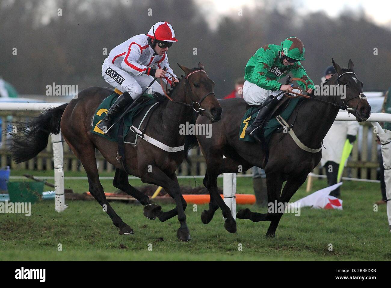 Vainqueur de la course qui m'est propriétaire de Paul n'O'Brien (1) aux côtés du lieutenant Miller, accompagné de Jérémie McGrath lors du Betfair Boots Prize Money at F Banque D'Images