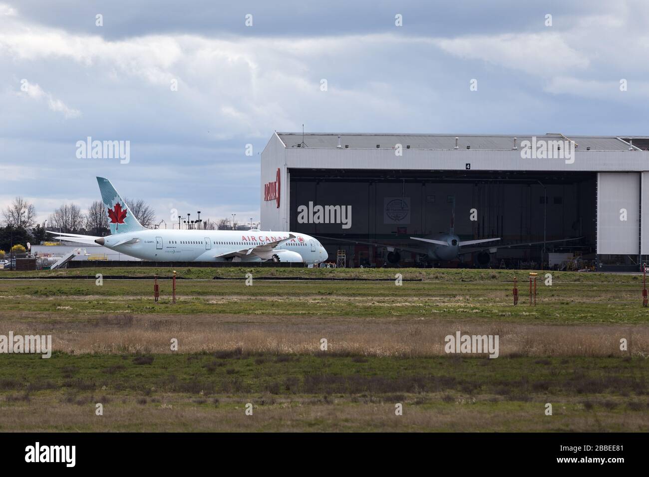 RICHMOND, C.-B., CANADA - 29 MARS 2020 : Air Canada 787 Dreamliner stationné sur le tarmac avec un autre dans un cintre pendant une réduction globale du voyage aérien Banque D'Images