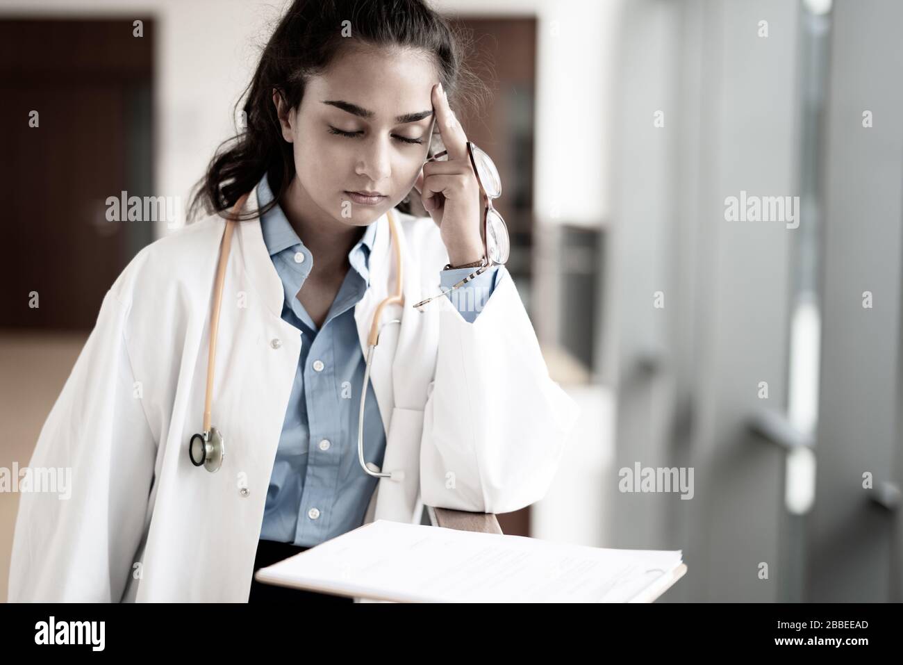 Médecin épuisé dans un hôpital Banque D'Images