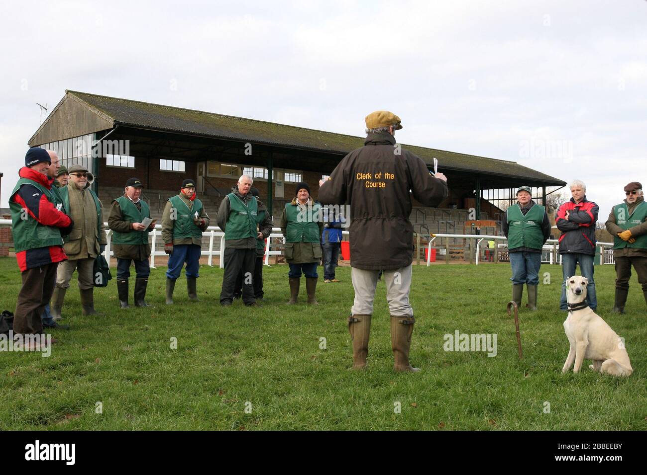 Le greffier du cours David Hunter émet des instructions pour faire la clôture des préposés avant la course - course de chevaux à l'hippodrome de Fakenham, Norfolk. Banque D'Images