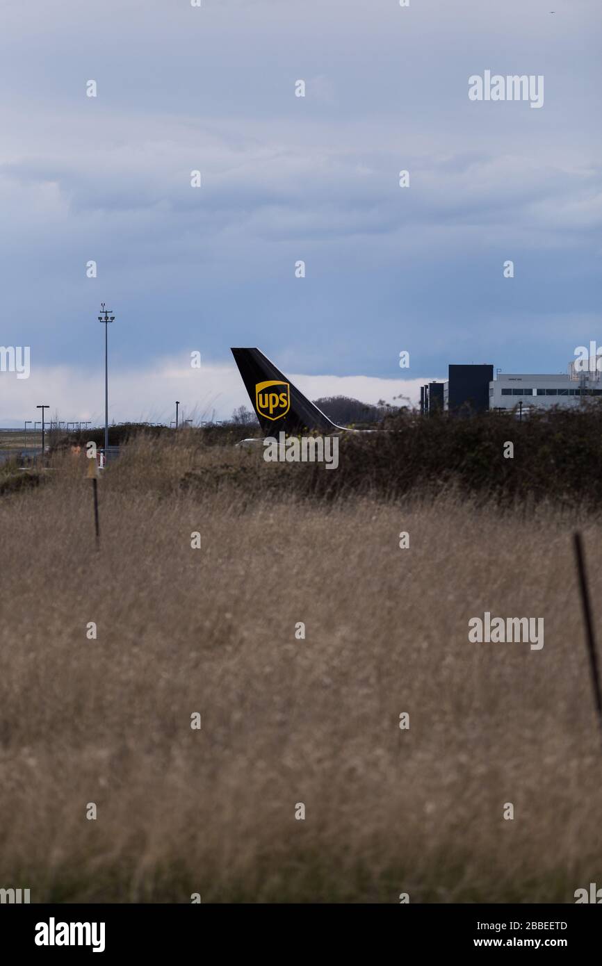 RICHMOND, C.-B., CANADA - 29 MARS 2020 : queue d'un avion de fret UPS garée au terminal de fret de l'aéroport YVR pendant la baisse de l'économie mondiale Banque D'Images