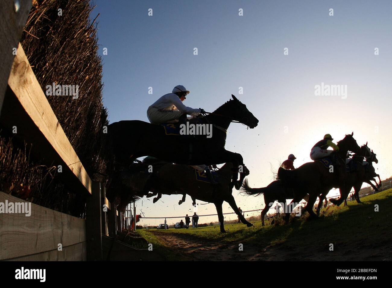 Coureurs et chevaux en action de saut pendant la course du jour du nouvel an à Fakenham handicap Chase Banque D'Images