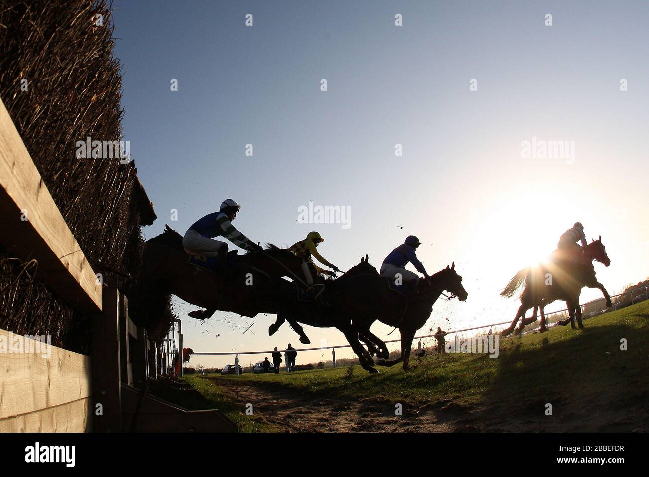 Coureurs et chevaux en action de saut pendant la course du jour du nouvel an à Fakenham handicap Chase Banque D'Images