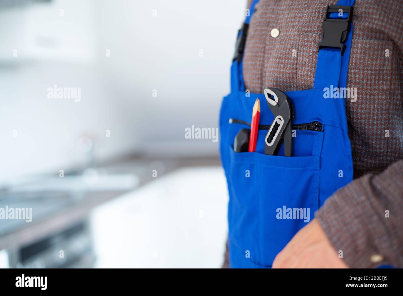 Outil de pose avec une clé à pipe au travail Banque D'Images