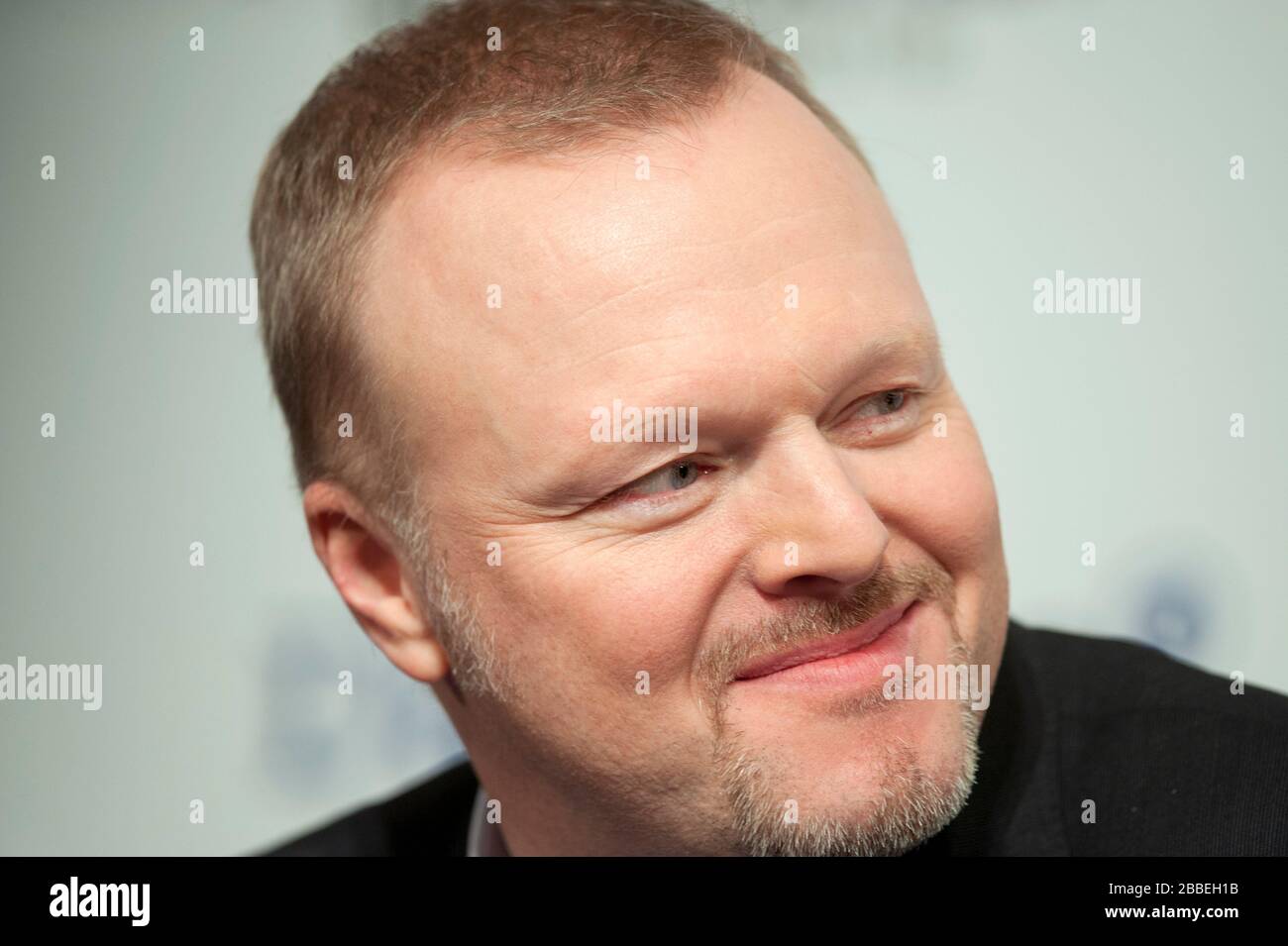 Après le concours Eurovision: Stefan RAAB met un spectacle de remplacement à la télévision. Photo d'archive : Stefan Raab, présentateur de télévision et membre du jury, portrait, portrait, image unique, motif unique coupé, conférence de presse, conférence de presse, finale de « notre Star pour Bakou » pour le concours Eurovision Song 2012 à Bakou/Azerbaidjan, Das Erste/ARD, enregistré à KÌ ln, 16 février 2012. å | utilisation dans le monde entier Banque D'Images