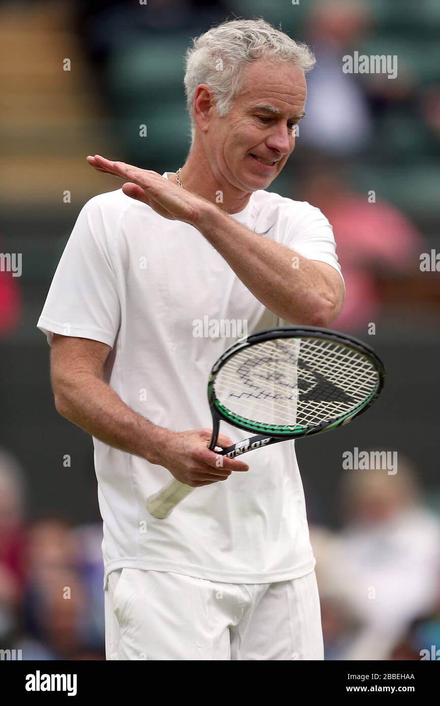 John McEnroe des États-Unis en action avec le partenaire Patrick McEnroe contre Paul McNamee et Peter McNamara de l'Australie lors du match de Double invitation senior de leurs messieurs au cours du huitième jour de Wimbledon tenu au All England Lawn tennis and Croquet Club Banque D'Images