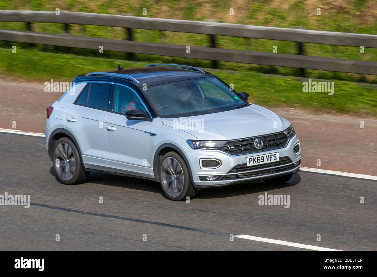 2019 blanc gris VW Volkswagen T-Roc R-Line TSI EVO S-A; véhicules mobiles, conduite de véhicules, routes, moteurs, conduite sur l'autoroute M6 Banque D'Images