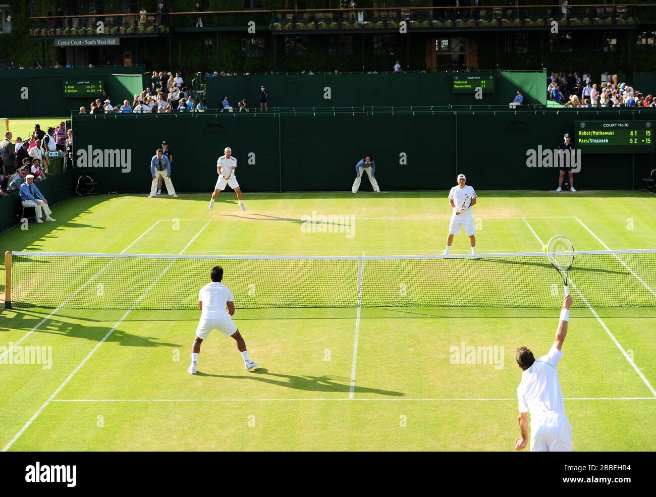 Marcin Matkowski de Pologne en action avec Lukasz Kubot lors de leur match contre Leander Paes de l'Inde et Radek Stepanek de la République tchèque Banque D'Images