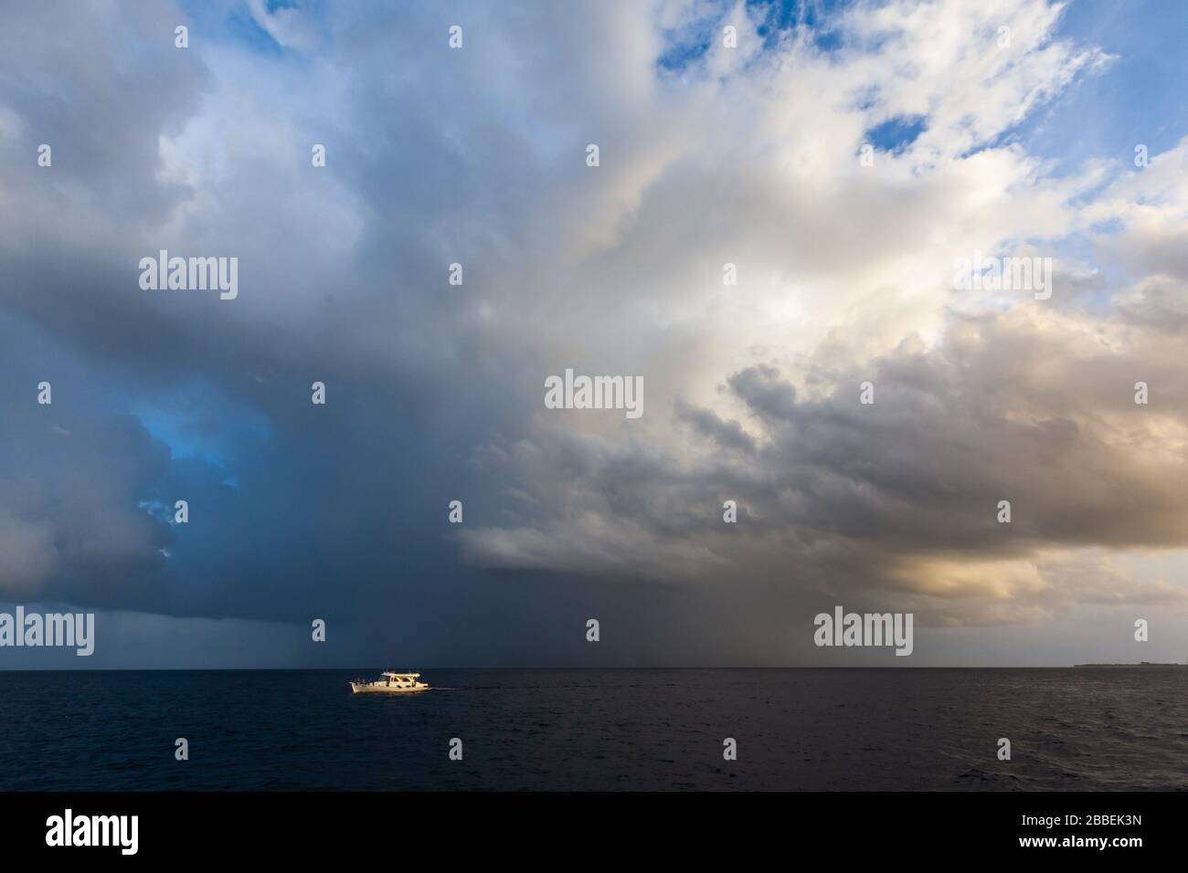 Coucher de soleil Yacht fond tempête dans l'océan Indien Banque D'Images
