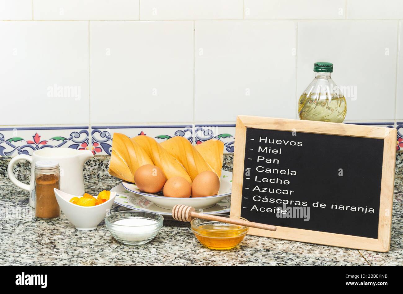 Toujours la vie avec les ingrédients pour faire du pain grillé. Le tableau noir dit oeufs, miel, pain, cannelle, lait, sucre, peels orange, huile Banque D'Images
