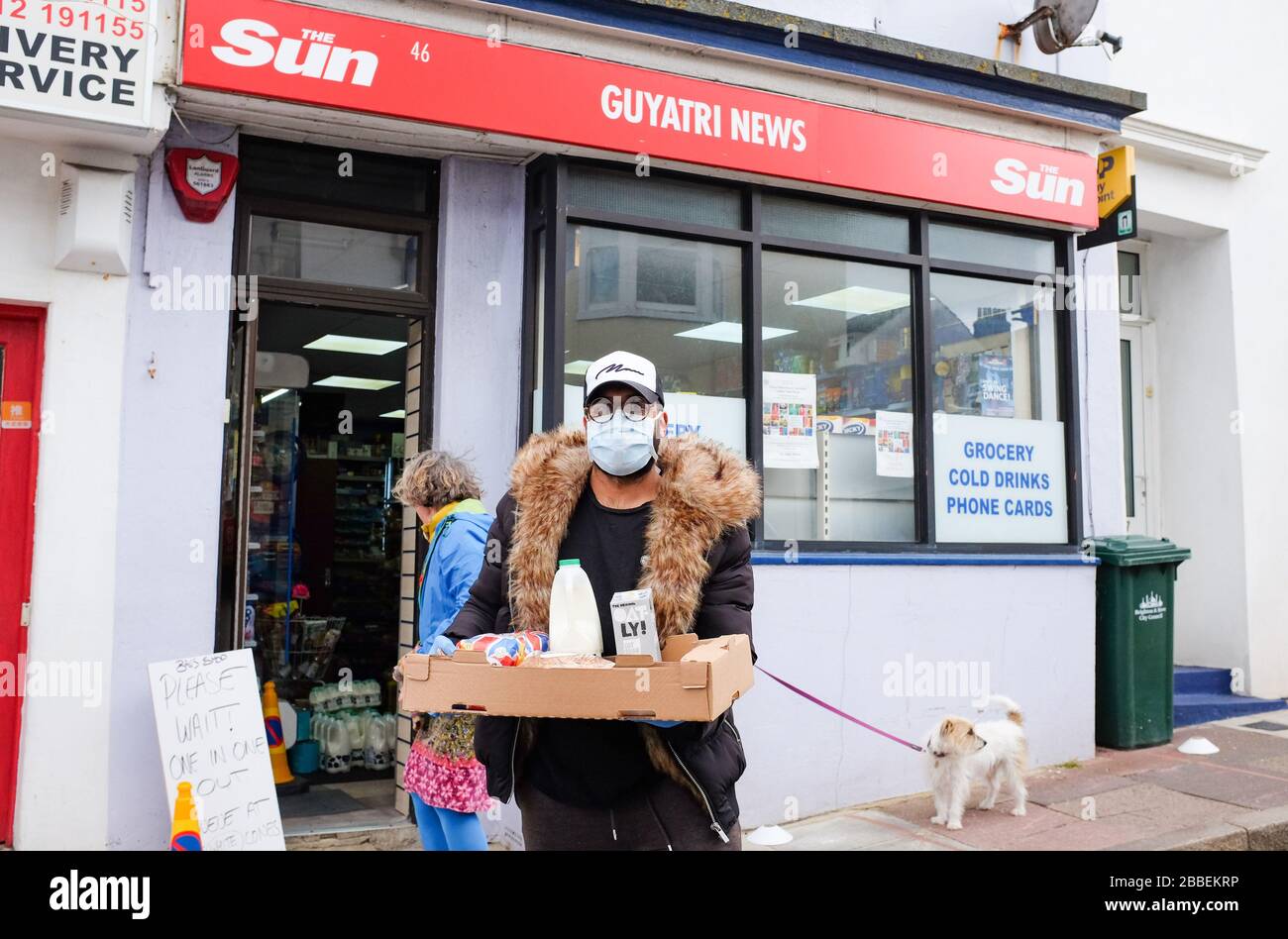 Brighton Royaume-Uni 31 mars 2020 - le commerçant local de la région de Hanover à Brighton qui effectue des livraisons aux personnes âgées et vulnérables le jour huit des gouvernements ont maintenu les restrictions pendant la crise pandémique de Coronavirus COVID-19 . Crédit: Simon Dack / Alay Live News Banque D'Images