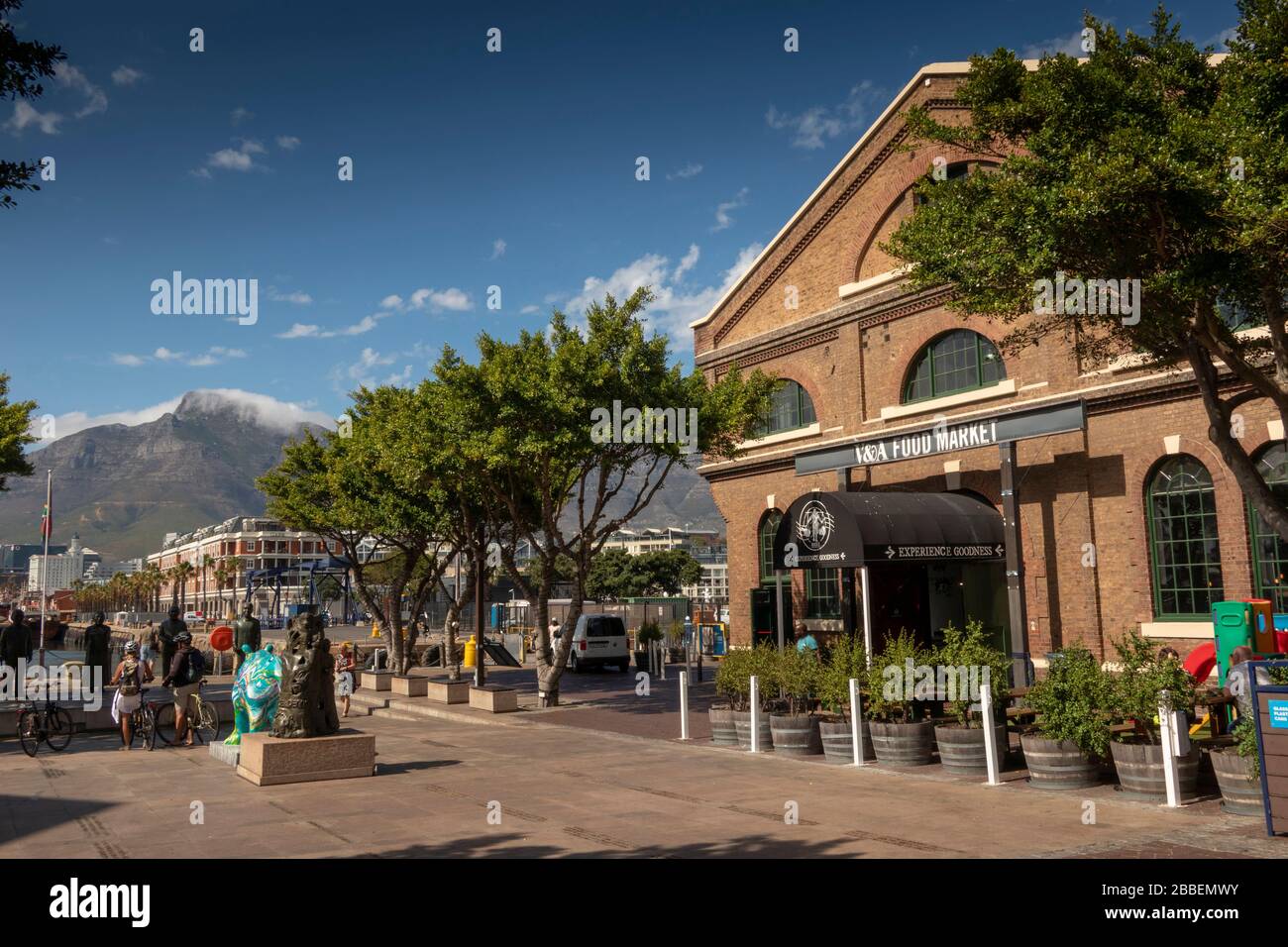 Afrique du Sud, le Cap occidental, le Cap, Nobel Square, Victoria et Alfred Waterfront, espace ouvert à l'extérieur du marché alimentaire V&A dans la vieille station d'alimentation Dock Banque D'Images