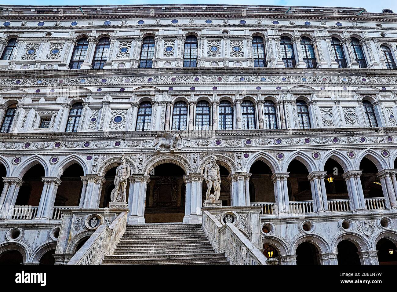 Les Doges ont dépensé des sommes considérables pour faire de leur palais un symbole de puissance et de raffinement : les plus grands artistes et les meilleurs architectes italiens étaient enli Banque D'Images