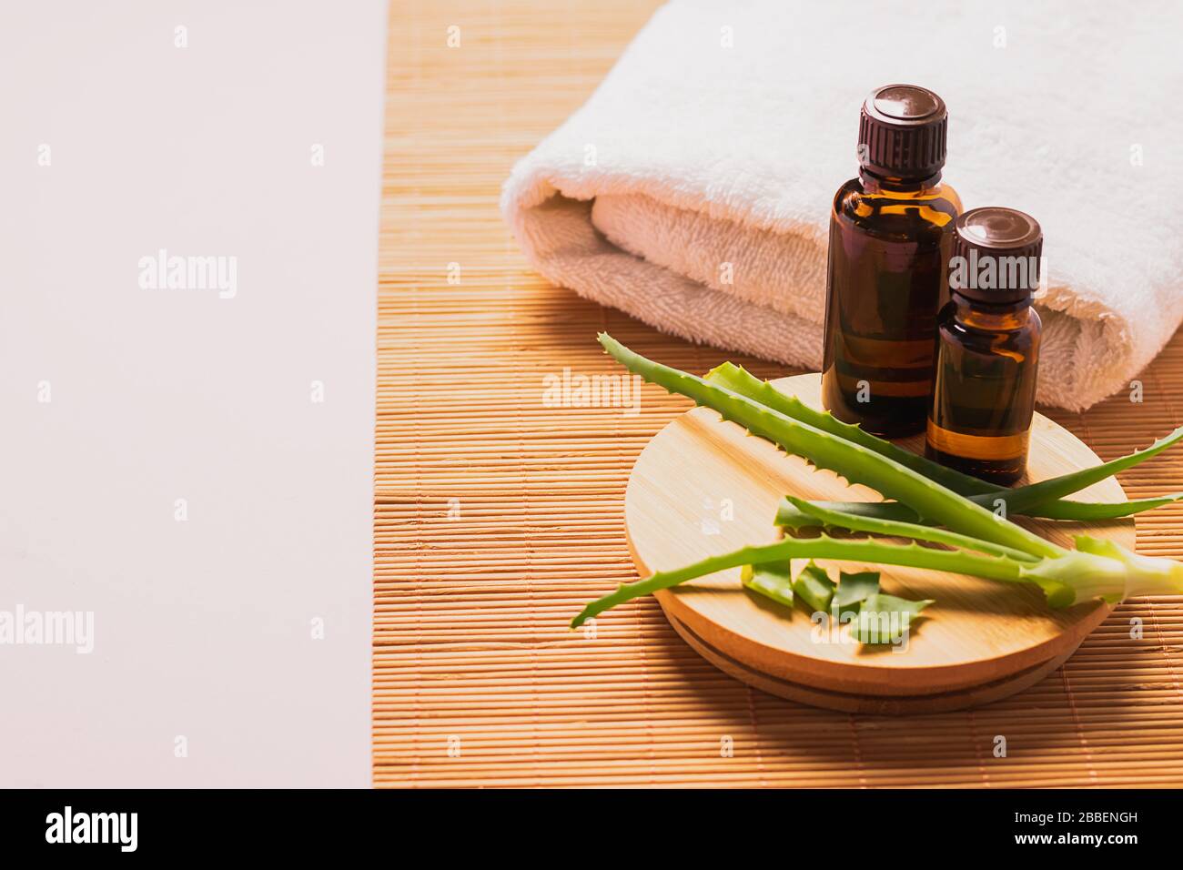 Bouteille d'aromathérapie huile de feuille d'aloès fraîche soins de spa cosmétiques. Le concept de cosmétiques naturels alternatifs faits maison. Banque D'Images