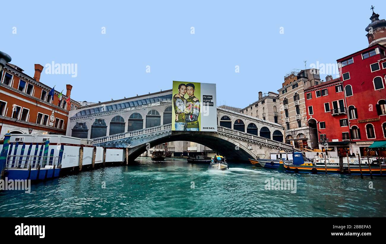 Le pont du Rialto (Ponte di Rialto) Venise Sicile en cours de restauration. Venise, la capitale de la Vénétie du nord de l’Italie, est construite sur 118 petites îles Banque D'Images