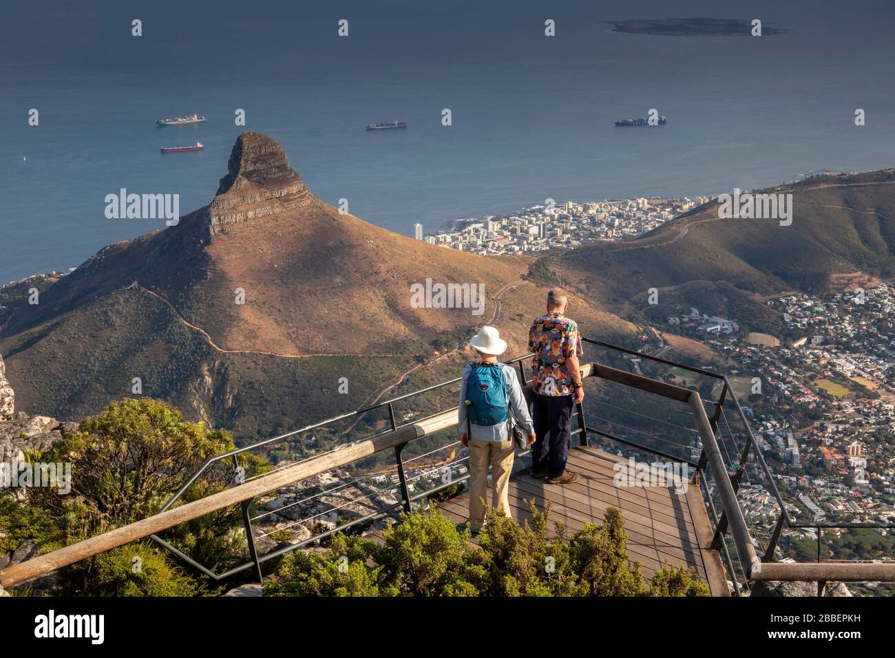 Afrique du Sud, le Cap, Tafelberg Road, Table Mountain, couple bénéficiant d'une vue imprenable sur Lion Peak et Robben Island dans l'océan Atlantique du point de vue Banque D'Images