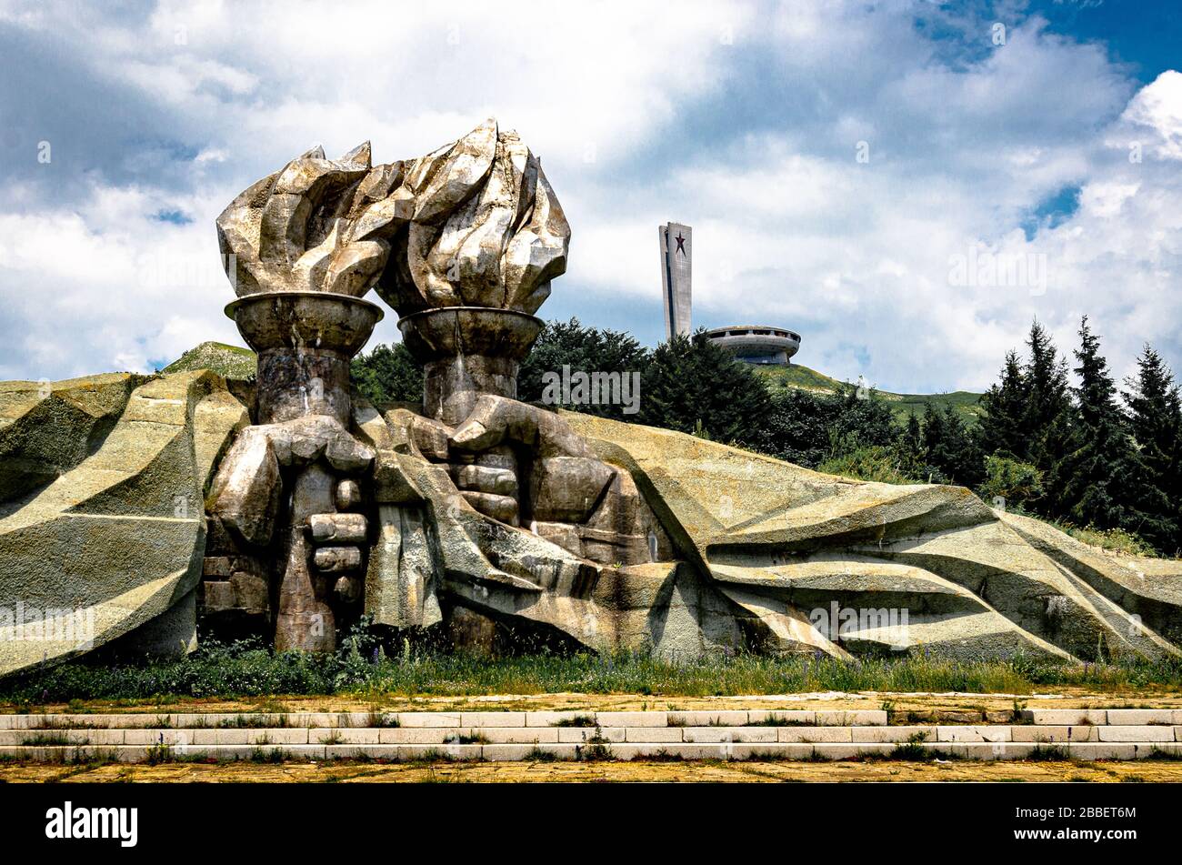 Symbole communiste à Buzludzha Flying soucer monument HQ pour le parti communiste bulgare, Stara Planina Balkans chaîne de montagnes Gabrovo Bulgarie Banque D'Images