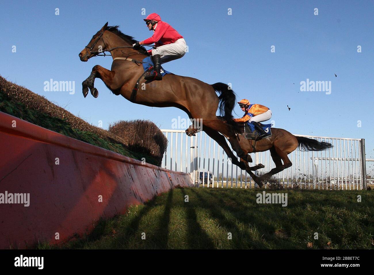 Rockandahardplace, monté par M. G Barfoot-Saunt en sautant pendant l'action pendant le Weatherbys Cheltenham Festival Betting Guide Novices Chase . Banque D'Images