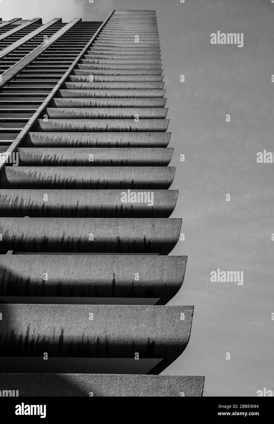 Shakespeare Tower sur le Barbican Estate, Londres. Photographié en noir et blanc sur un Rangefinder Leica MP de type 240 et un objectif 35 mm Leica Summicron Banque D'Images