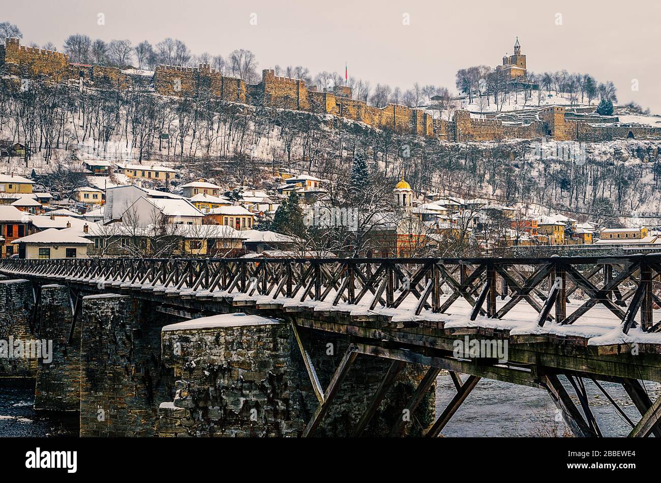 Vue sur la forteresse de Tsarevets et le pont des évêques sur la rivière Yantra en hiver Veliko Tarnovo Bulgarie Banque D'Images