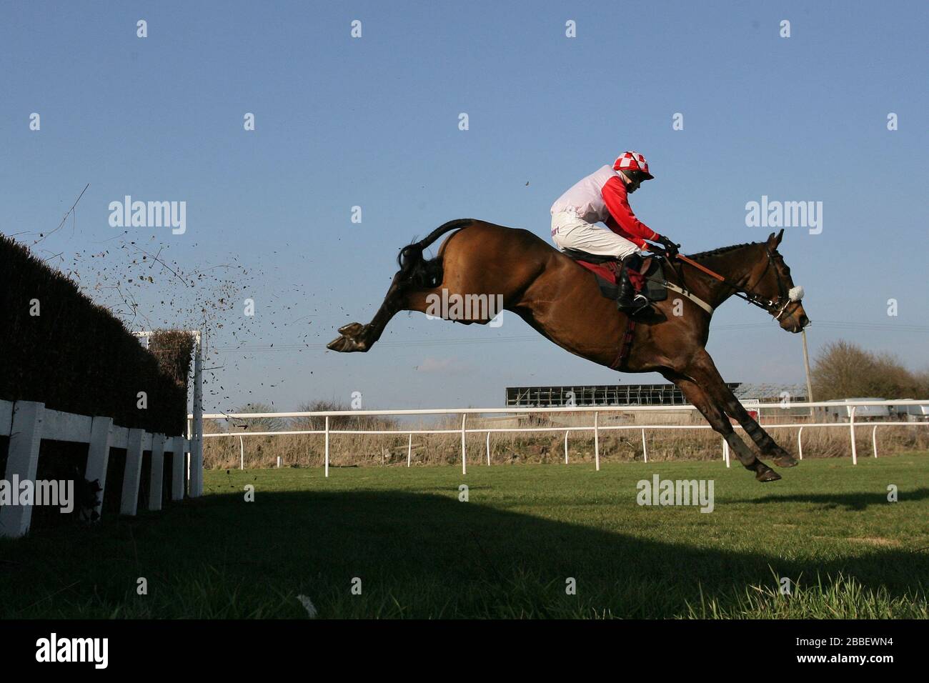 Launde, vainqueur de la course, a remporté Tom Cannon devant le ladbrokesbingo.com handicap Chase (pour le trophée « gay Record » Challenge) Banque D'Images