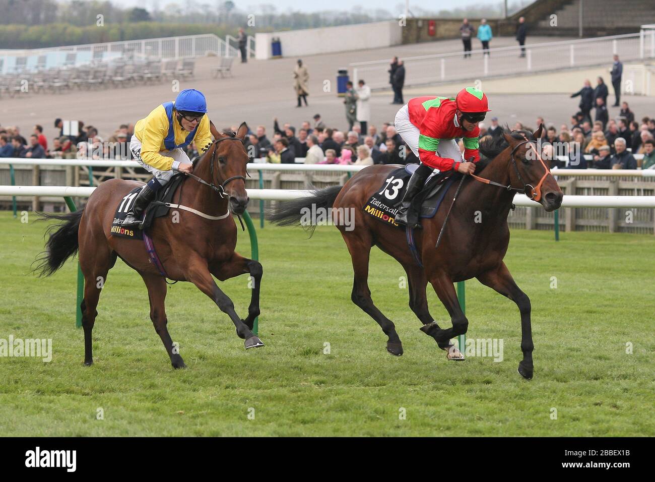 Rougemont (casquette rouge/verte), conduite par Pat Dobbs, a remporté une avance sur Mickdaam, montée par Jamie Spencer dans le Trop de 250 000 £ à 3 y-O Banque D'Images