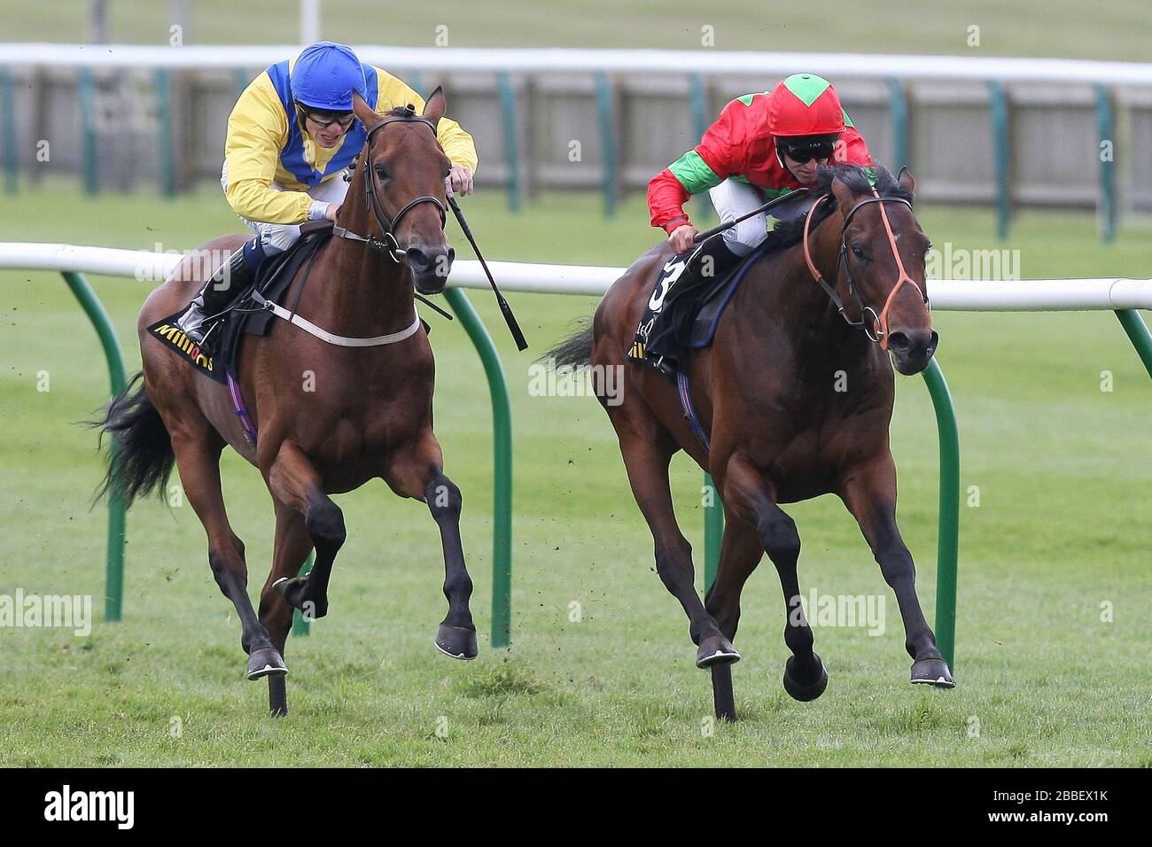 Rougemont (casquette rouge/verte), conduite par Pat Dobbs, a remporté une avance sur Mickdaam, montée par Jamie Spencer dans le Trop de 250 000 £ à 3 y-O Banque D'Images