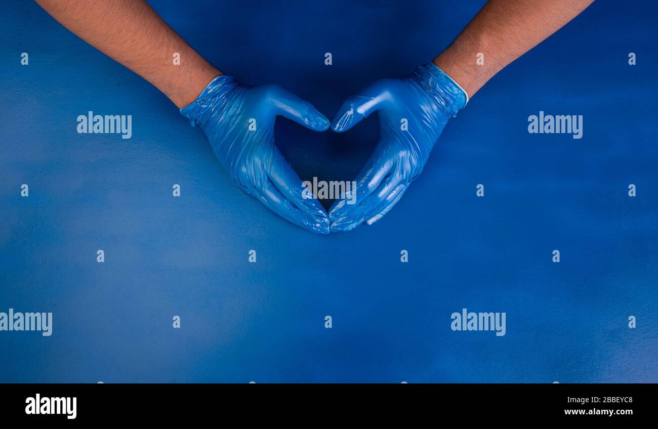 Protégez votre concept familial avec les mains du médecin qui façonnent votre cœur Banque D'Images