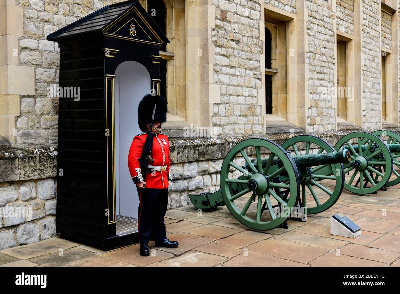 Une Garde royale et un petit canon à l'intérieur de la Tour de Londres à Londres, en Angleterre Banque D'Images