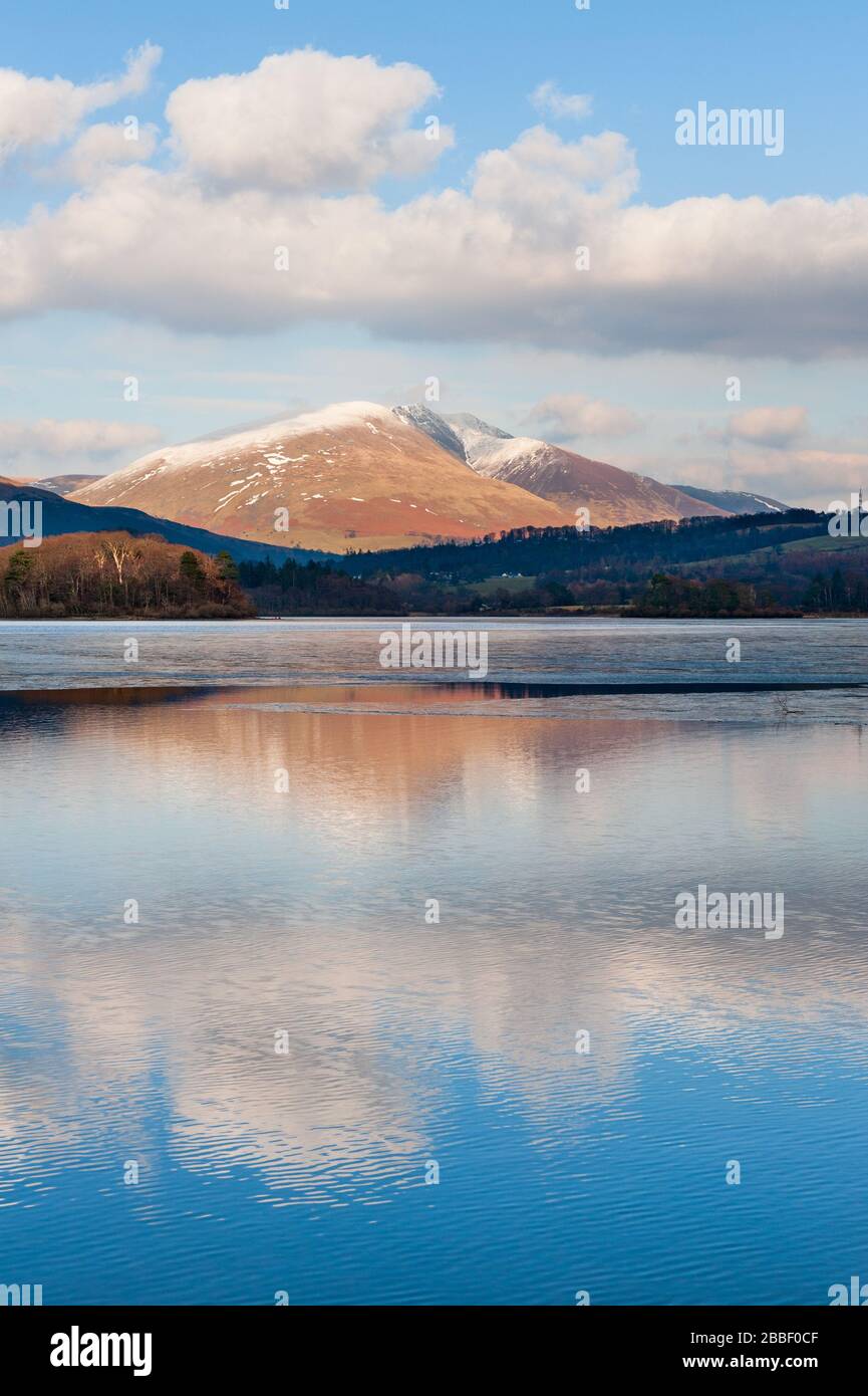 Réflexions de Cumbrian tomba Blencathra / Saddleback la montagne réflexion dans l'eau Derwent sur les lacs du nord dans le district de lac anglais Banque D'Images
