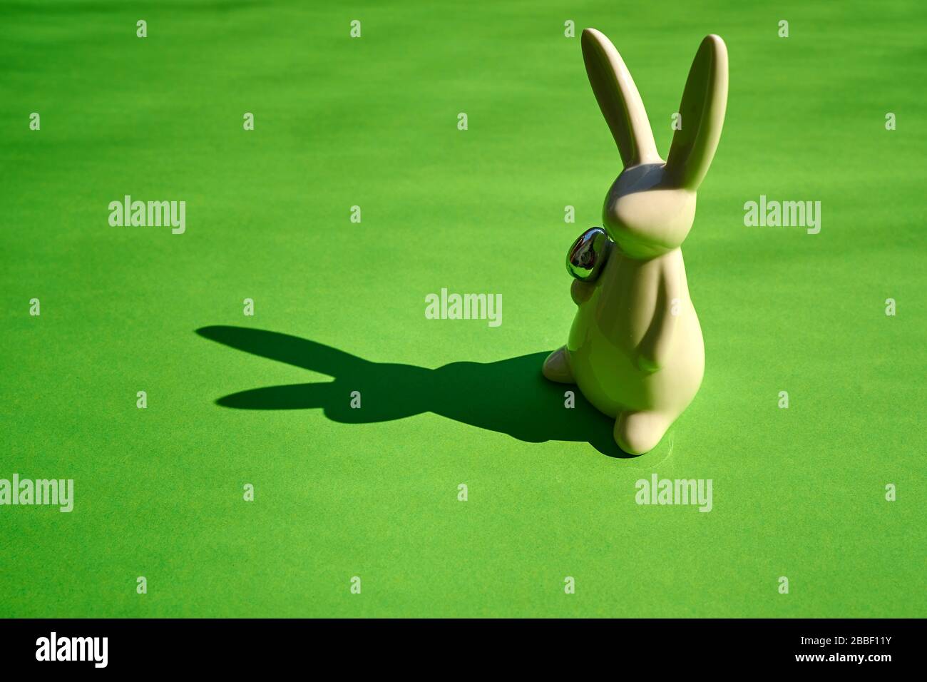 lapin de pâques blanc sur fond de papier vert Banque D'Images