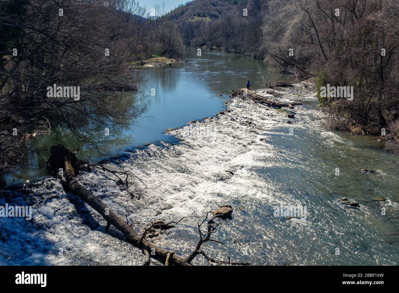 L'homme pêche à la mouche à partir d'une rivière weir rivière Yantra Bulgarie Banque D'Images