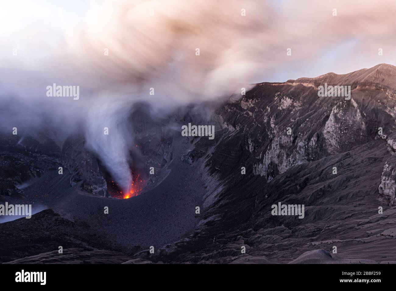 Volcan Dukono sur Halmahera, Indonésie Banque D'Images