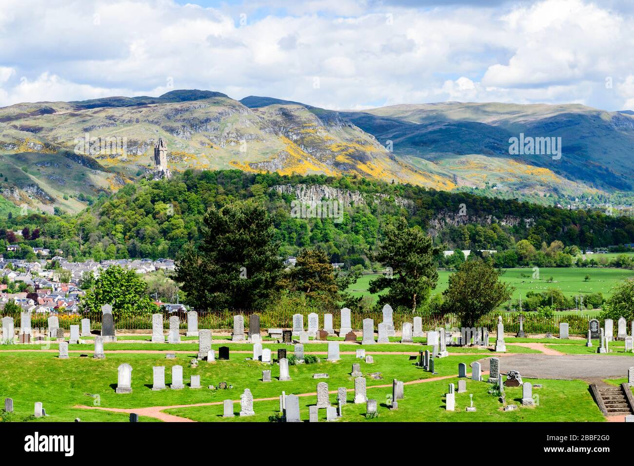 Un cimetière avec le monument Wallace en arrière-plan à Stirling, en Écosse Banque D'Images