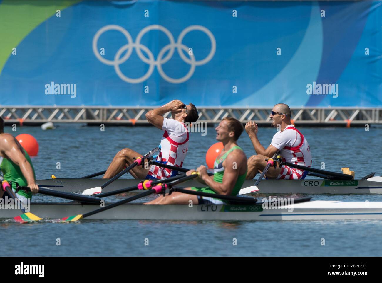 Rio de Janeiro. BRÉSIL. Médaillée d'or CRO M2X. . Noeud. Martin SINKOVIC et Valent SINKOVIC, régate olympique d’aviron 2016. Lagoa Stadium, Copacabana, “Jeux Olympiques d’été” Rodrigo de Freitas Lagoon, Lagoa. Heure locale 11:35:55 jeudi 11/08/2016 [crédit obligatoire; Peter SPURRIER/Intersport Images] Banque D'Images