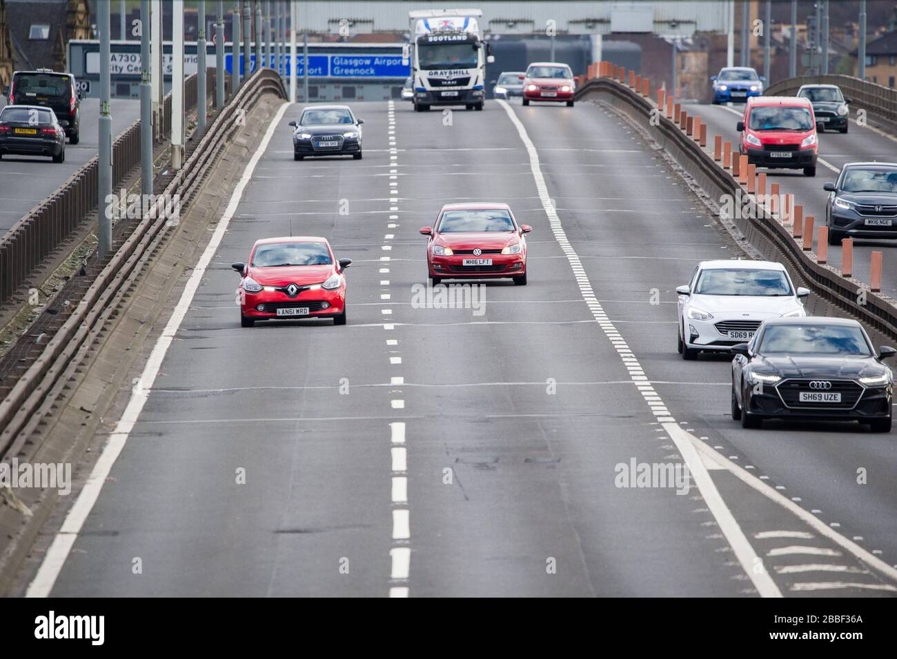 Glasgow, Royaume-Uni. 30 mars 2020. Photo : l'autoroute M 8 qui passe sur le pont de Kingston, le pont d'affaires écossais, est vue avec la lumière libre et la circulation libre qui serait normalement gridloquée dans un embouteillage. Le pont de Kingston gère normalement 150 000 véhicules par jour dans le cadre d'opérations normales, mais en raison du verrouillage imposté par le gouvernement britannique, le nombre de véhicules a considérablement diminué. Banque D'Images