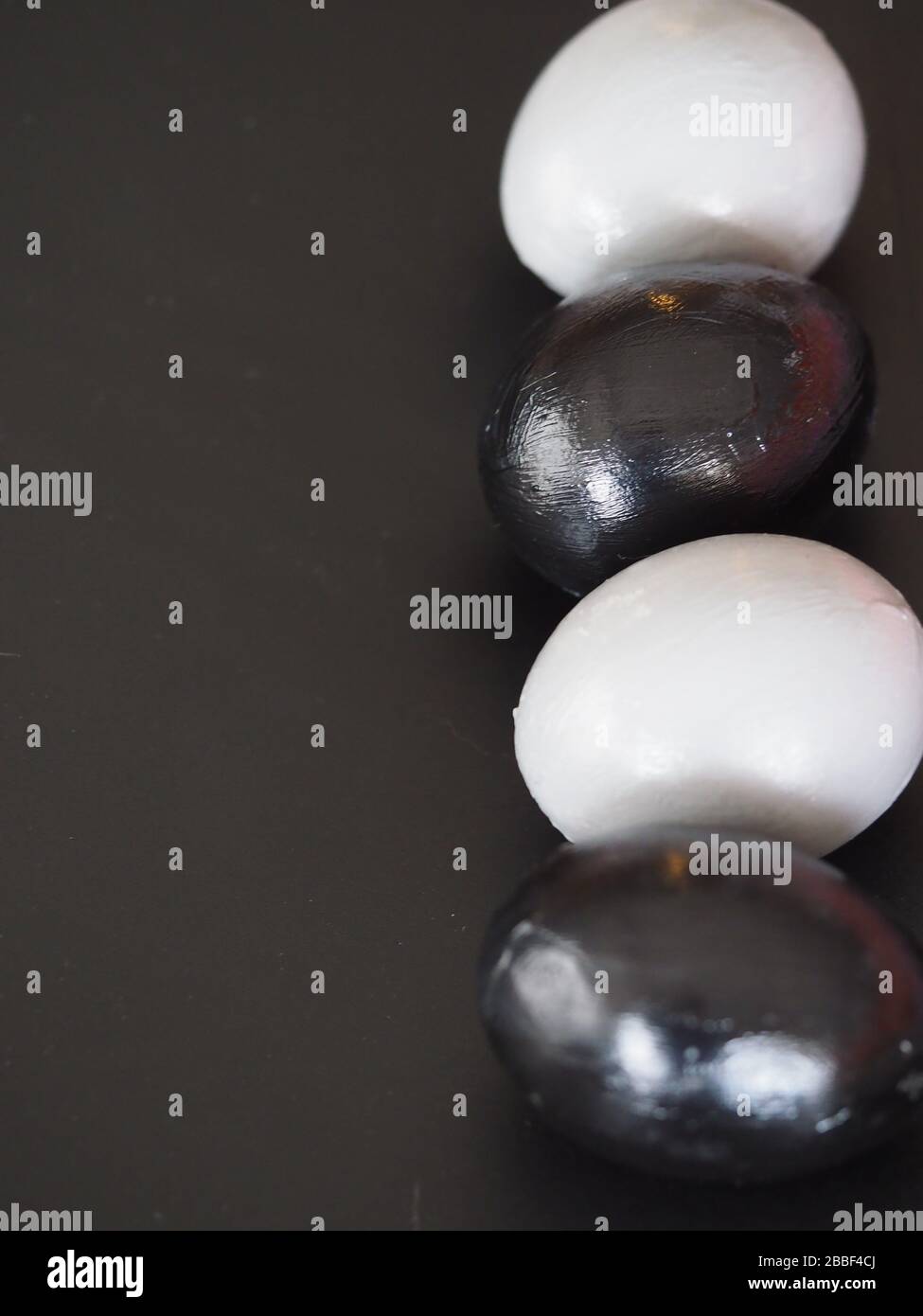 Œufs peints en noir, blanc et gris Banque D'Images Œufs peints en noir, blanc et gris Banque D'Images