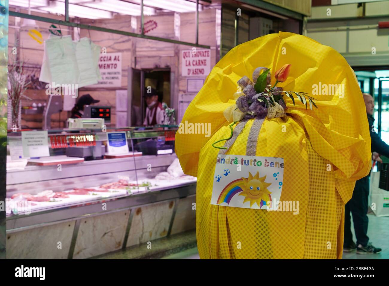 Coronavirus Italie: Œufs de pâques décoratifs dans un centre commercial avec message d'espoir que "tout va bien. Banque D'Images