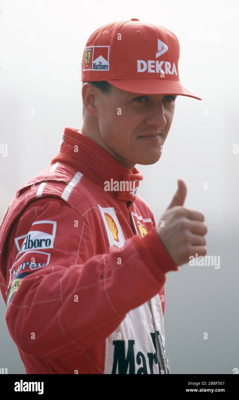 firo: Formule 1, saison 1998 Sport, Motorsport, Formule 1, archives, archives photos Equipe Ferrari (1996-2006) Michael Schumacher, Allemagne, a été un pilote de Formule 1 de 1991 à 2006 et 2010 à 2012, Schumacher était 7, sept fois , Formule 1, champion du monde, héros national allemand, a apporté la Formule 1 après l'Allemagne, Un des plus grands Allemands, 1ère saison à Ferrari Michael Schumacher, demi figure, geste, pouces haut | usage dans le monde entier Banque D'Images