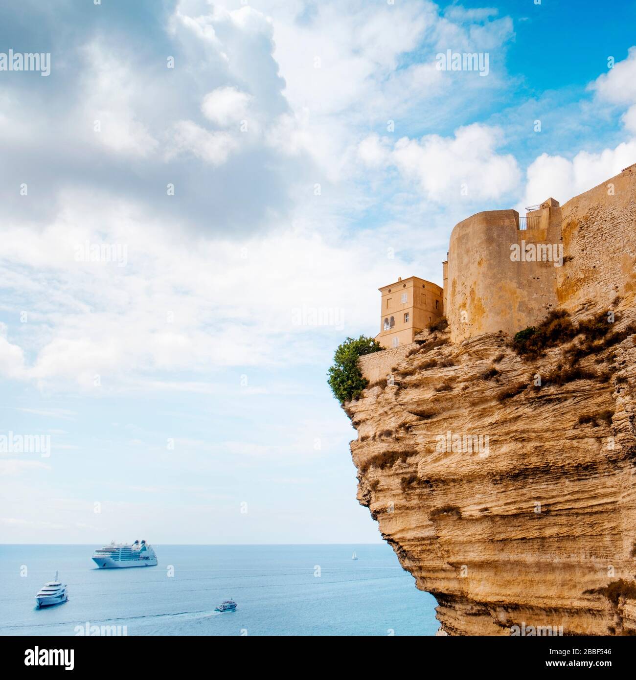 Une vue sur la pittoresque ville haute, la vieille ville de Bonifacio, en Corse, en France, sur le sommet d'une falaise sur la mer Méditerranée Banque D'Images