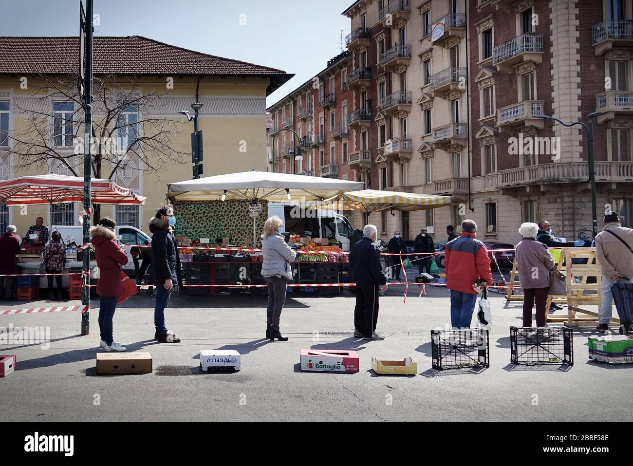 Effets de la pandémie de coronavirus : longue file d'attente pour entrer dans le supermarché pour faire des courses d'épicerie. Turin, Italie - Mars 2020 Banque D'Images