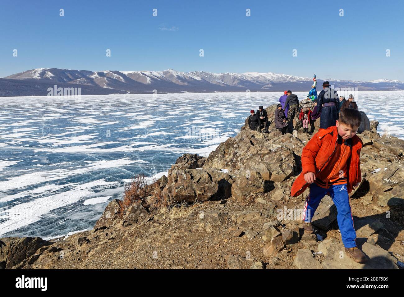 KHATGAL, MONGOLIE, 5 mars 2020 : les voyageurs utilisent pour entourer un ovoo trois fois en se déplaçant dans le sens horaire pour avoir un voyage sûr. Ovoo sont des pierres sacrées nous haps Banque D'Images