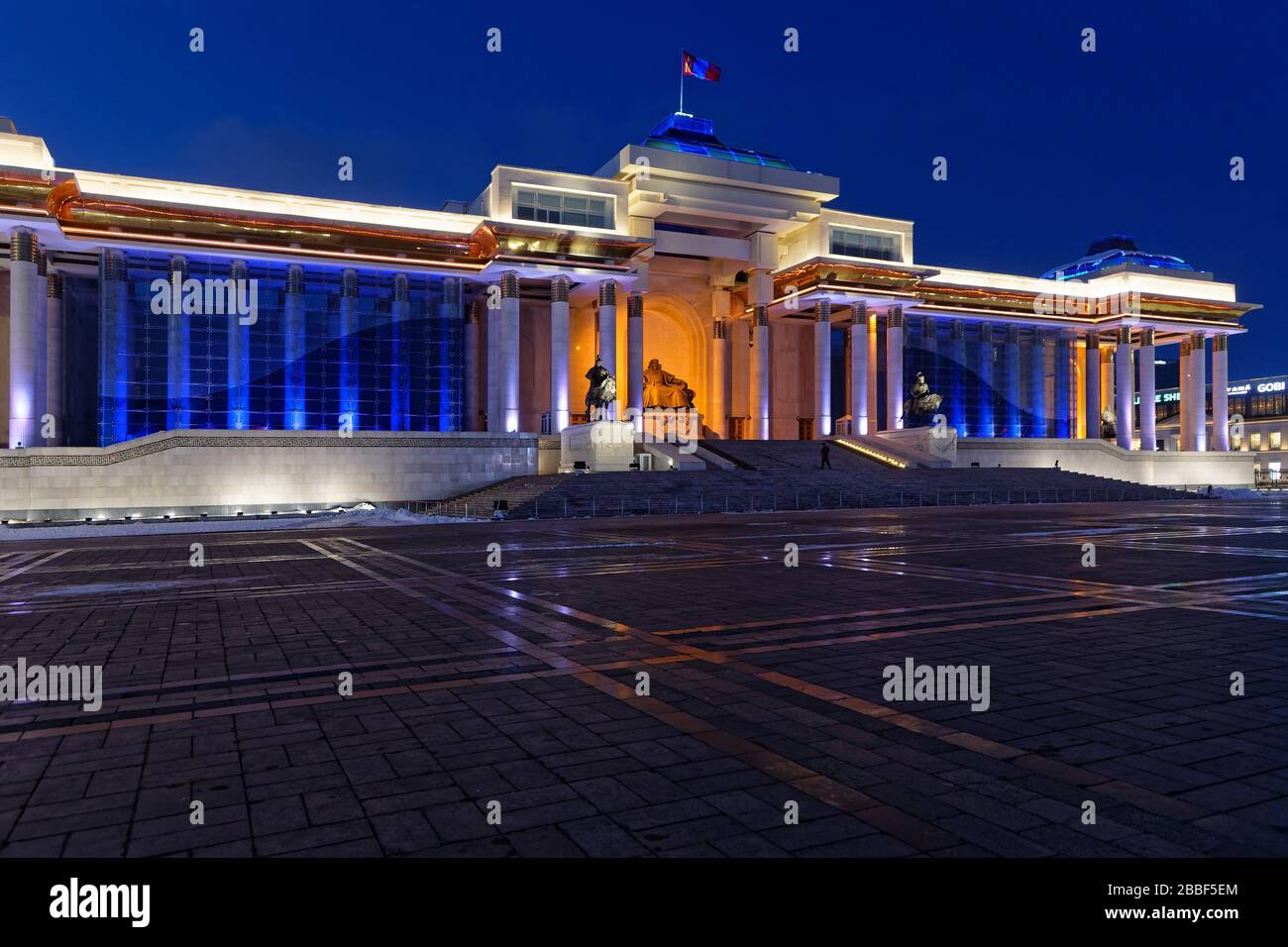 OULAN-BATOR, MONGOLIE, 8 mars 2020 : le palais du gouvernement à l'heure bleue sur la place Sukhbaatar Banque D'Images