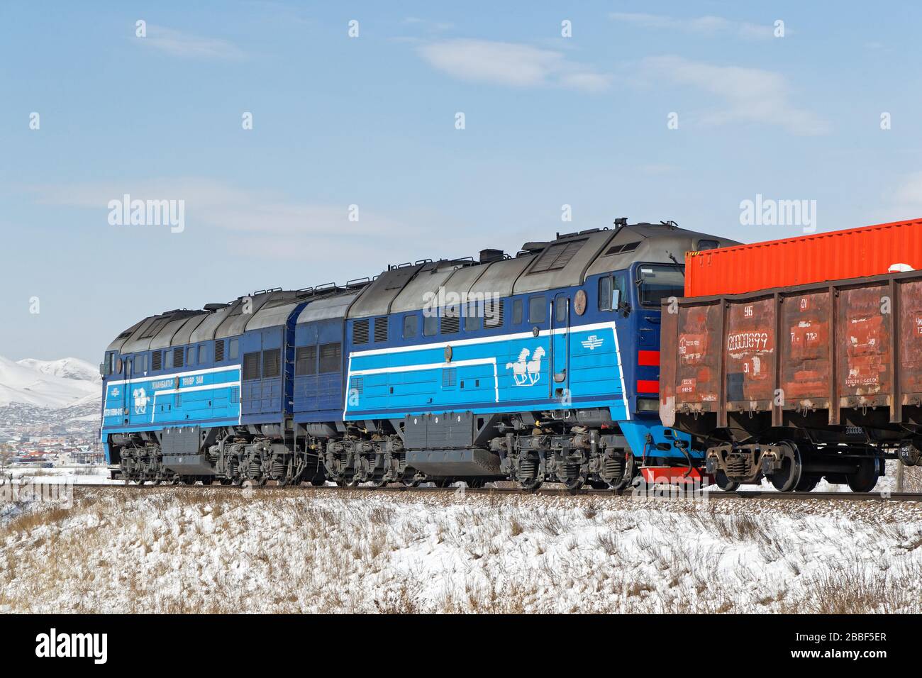 OULAN-BATOR, MONGOLIE, 9 mars 2020 : train arrivant près d'Oulan-Bator. Le transport ferroviaire en Mongolie est un moyen important de voyager dans le pays Banque D'Images