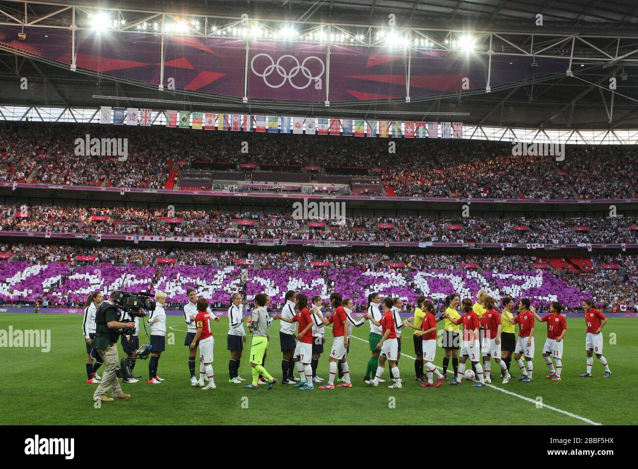 Les équipes se sont donné les mains avant le lancement lors de la finale du tournoi de football des Jeux olympiques de Londres 2012 pour Femme Banque D'Images