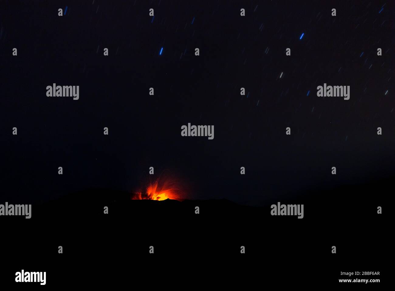 Volcano de l'IBU actif, Halmahera, Indonésie Banque D'Images